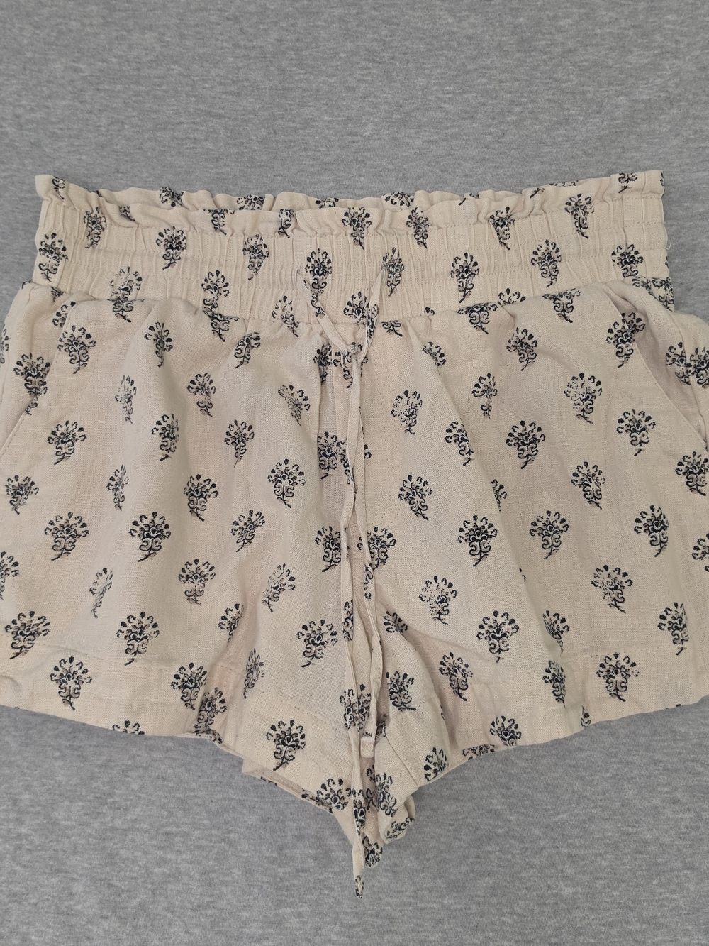 a new day Beige Floral-Print Elastic Waist Shorts Size Medium
